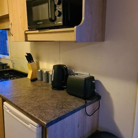 Cosy, Family Caravan Near The Beach 滨海克拉克顿 外观 照片
