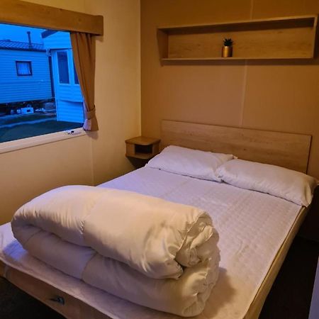 Cosy, Family Caravan Near The Beach 滨海克拉克顿 外观 照片