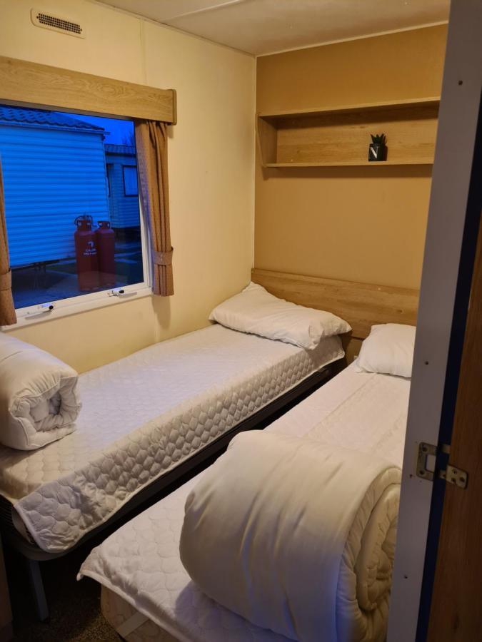 Cosy, Family Caravan Near The Beach 滨海克拉克顿 外观 照片